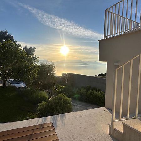 Luxury Family Beach Front Villa - Sunday Beach House Слатине Экстерьер фото