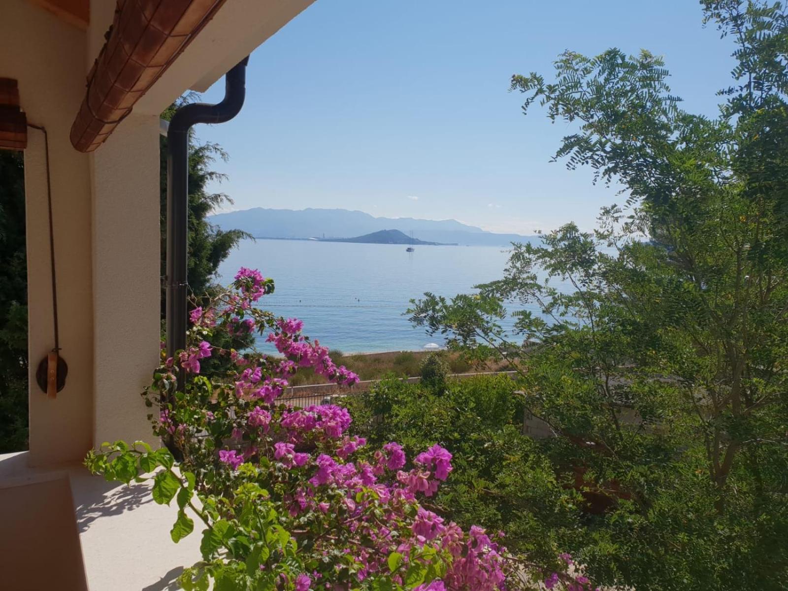 Luxury Family Beach Front Villa - Sunday Beach House Слатине Экстерьер фото