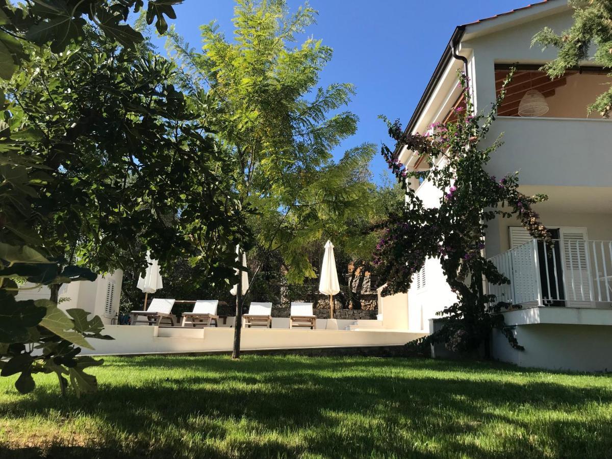 Luxury Family Beach Front Villa - Sunday Beach House Слатине Экстерьер фото